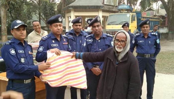 লালমনিরহাটে ছিন্নমূল শীতার্ত মানুষের পাশে এসপি