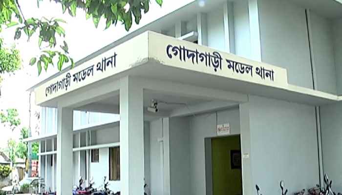 পুলিশের জন্য লাখ টাকা পুরস্কার ঘোষণা আইনজীবীর