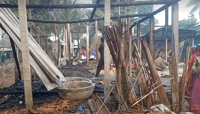 আটপাড়ায় আগুনে পুড়ে নিঃস্ব হলেন কৃষক