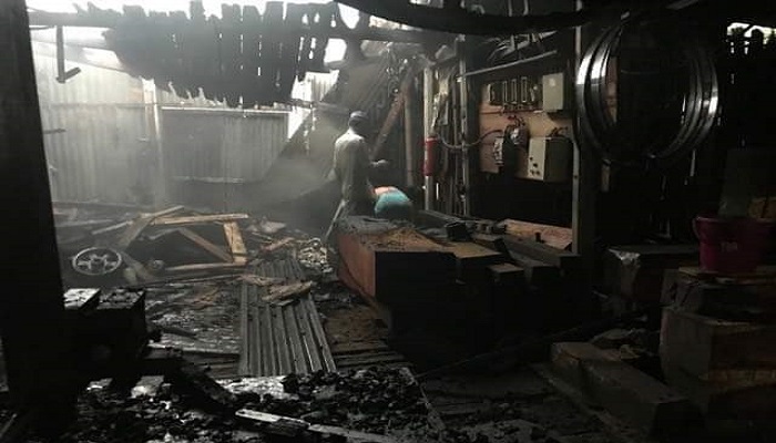 সিংগাইরে অগ্নিকাণ্ডে ১০ লাখ টাকার ক্ষতি