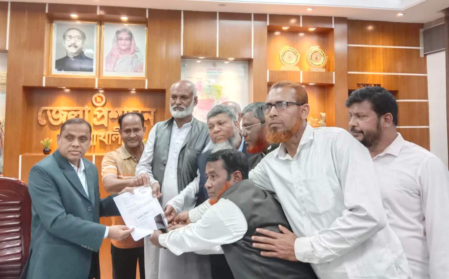 নোয়াখালীতে ৩ দফা দাবিতে শিক্ষকদের বিক্ষোভ