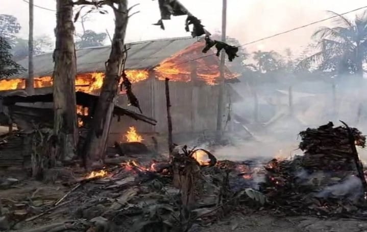 গৌরীপুরে সংঘর্ষে নিহত ১, বাড়িঘরে অগ্নিসংযোগ