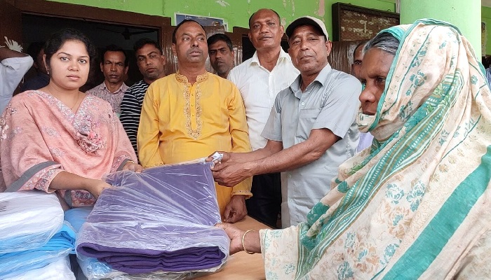 সরিষাবাড়ীতে ইউএনও’র কম্বল উপহার