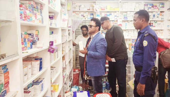 ৪ ওষুধ দোকানকে সাড়ে ১৩ হাজার টাকা জরিমানা