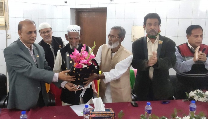 সংবর্ধনা পেয়ে আপ্লুত ভাষা সৈনিক মিয়া মতিন