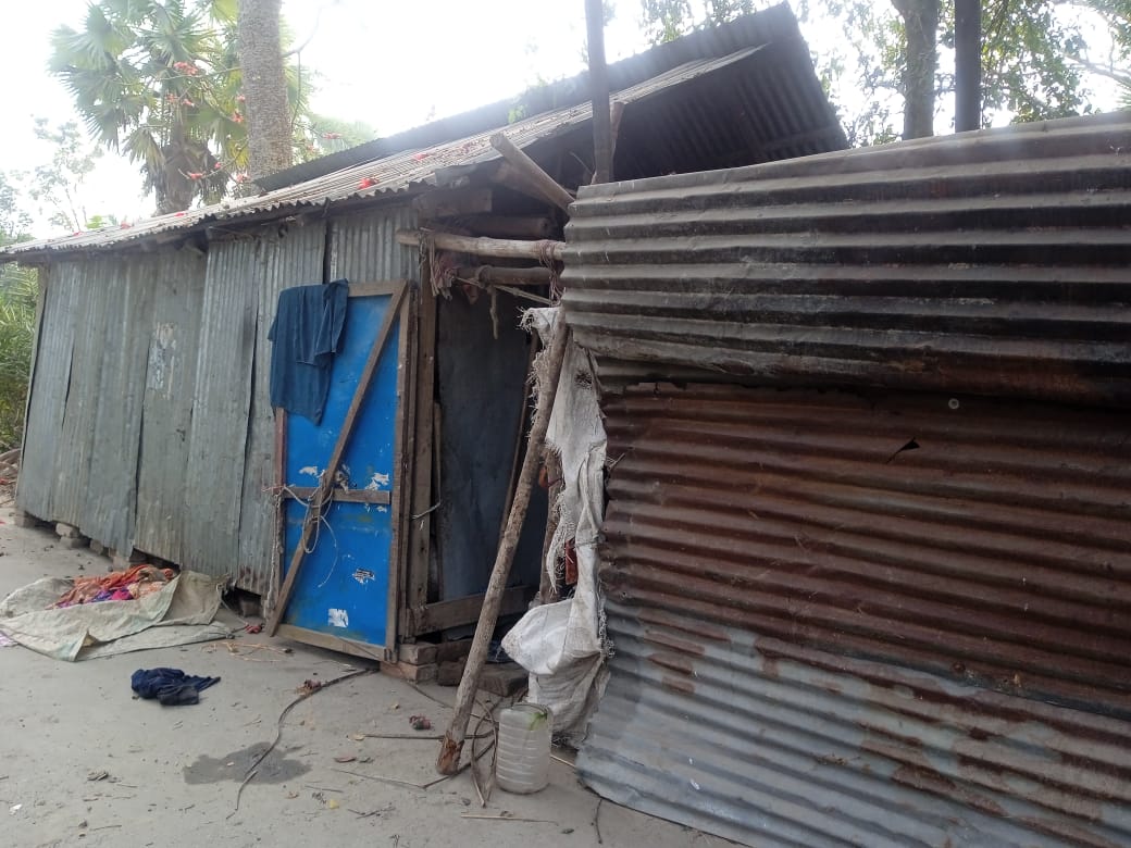 জরাজীর্ণ ঝুপড়িতে দুই সন্তান নিয়ে হালিমার বসবাস