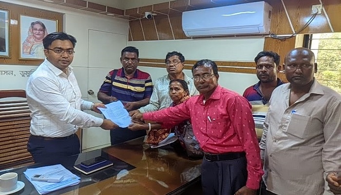 ধান খেতের বাঁধ কেটে লবন পানি তুলে চিংড়ি চাষ!