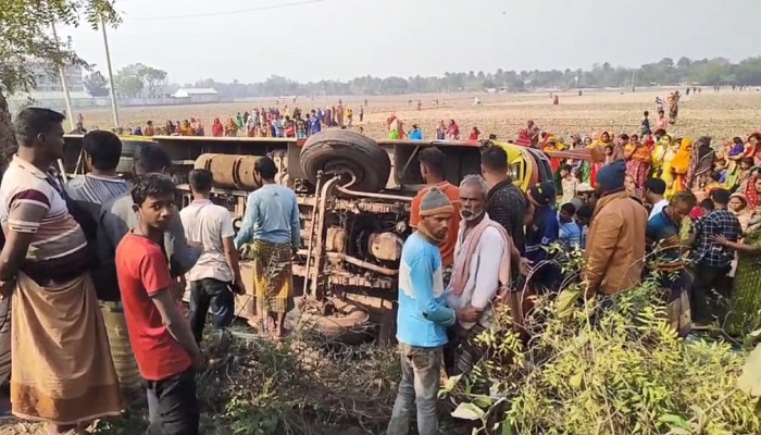 মেহেরপুরে পিকনিকের বাস খাদে, আহত ৩০