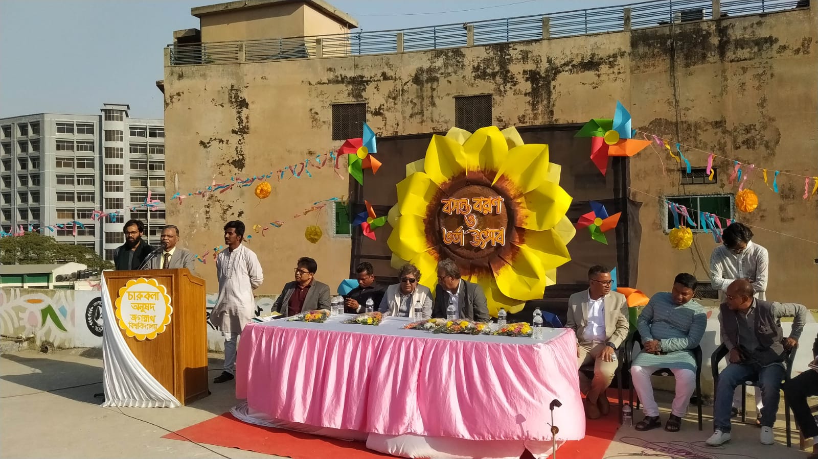 ভাতে ভর্তায়, সূর্যমুখী ফুলে জবি চারুকলায় বসন্ত বরণ