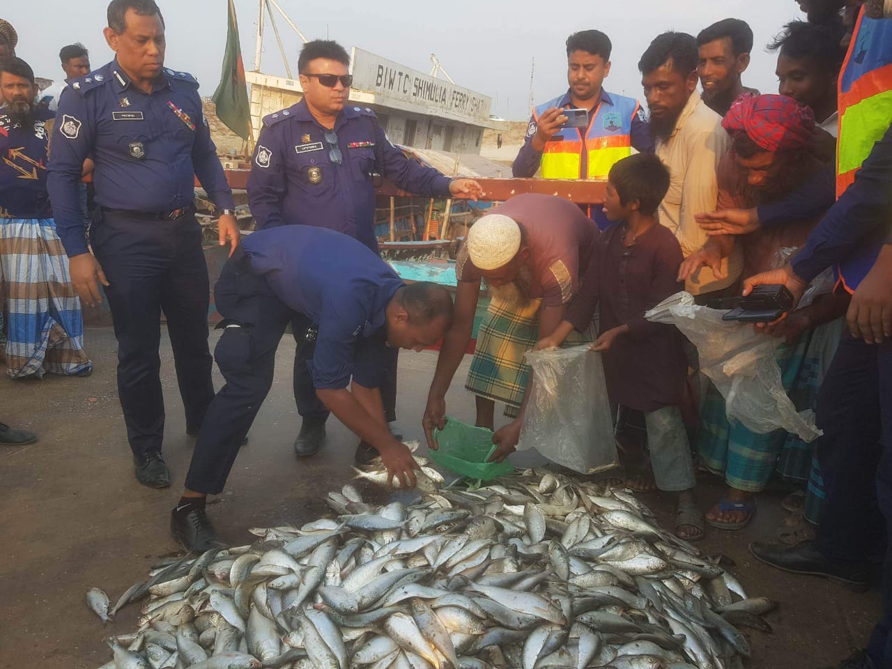 পদ্মায় জাটকা নিরোধ অভিযান, ৪ জেলে আটক