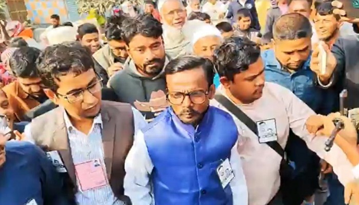 ভোট দিয়েছেন হিরো আলম