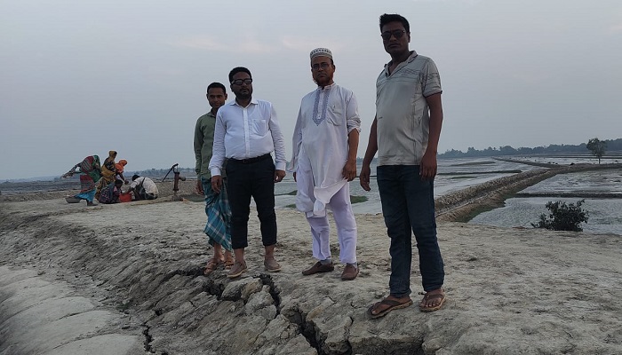 উপকূলীয় বেড়িবাঁধে আবারও ফাটল, আতঙ্কে এলাকাবাসী