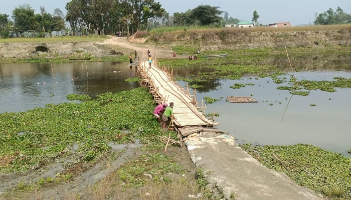 বিক্ষুদ্ধ এলাকাবাসীর প্রতিরোধে ধলেশ্বরী নদীতে বন্ধ বাঁধ নির্মাণ