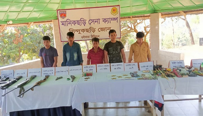 মানিকছড়িতে অস্ত্রসহ আটক ৫