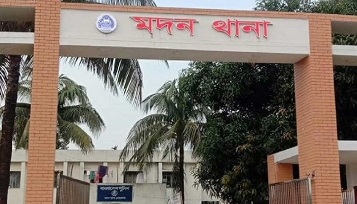 মদনে তুচ্ছ ঘটনায় দুগ্রুপের সংঘর্ষ, আহত ২০
