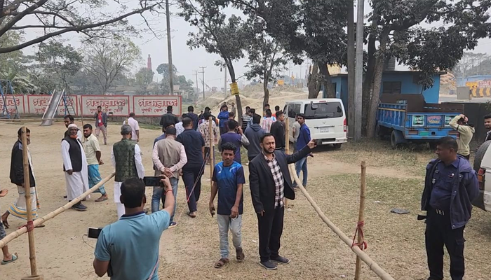 আকাশ মেঘলা থাকায় ভোটার উপস্থিতি কম