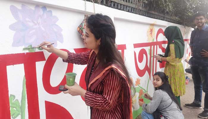 শহীদ মিনারের দেয়ালে দেয়ালে চলছে আল্পনা আঁকাআঁকি