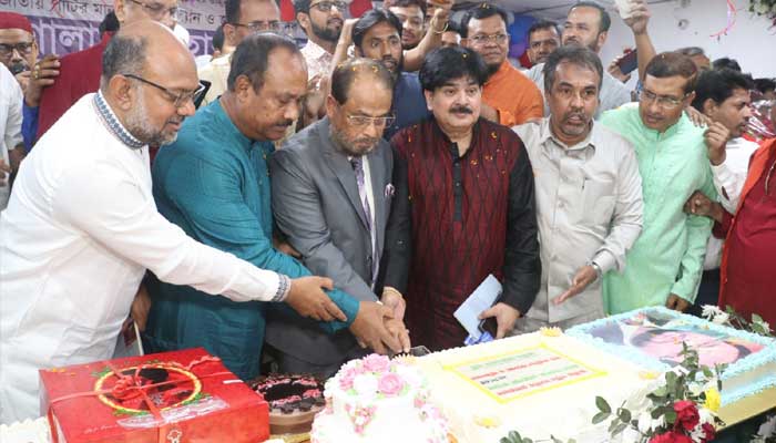 নেতাকর্মীদের সঙ্গে নিজের জন্মদিনে কেক কাটেন জিএম কাদের