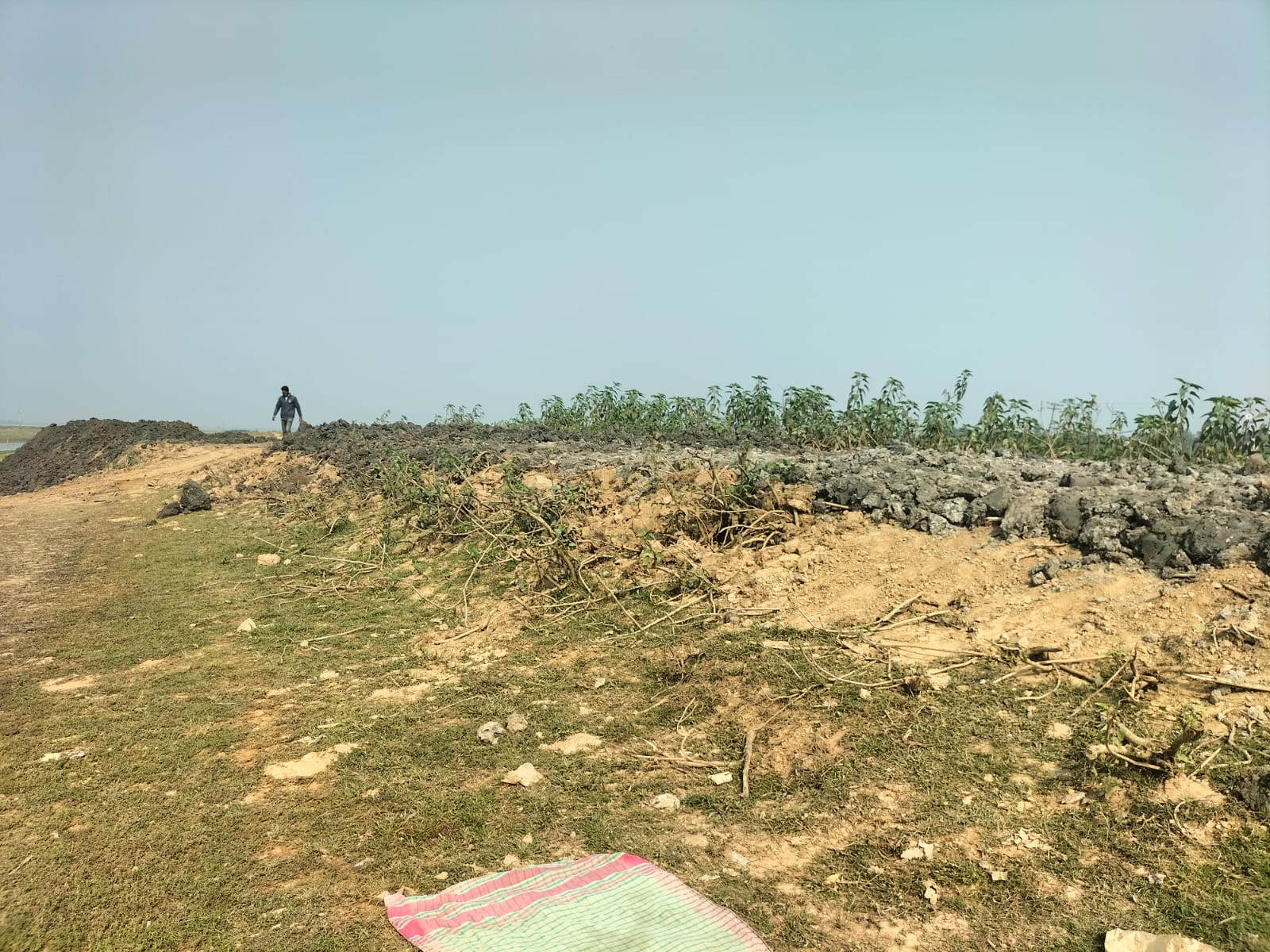 শাল্লায় ফসলরক্ষা বাঁধে বাঁধে নানা অনিয়ম