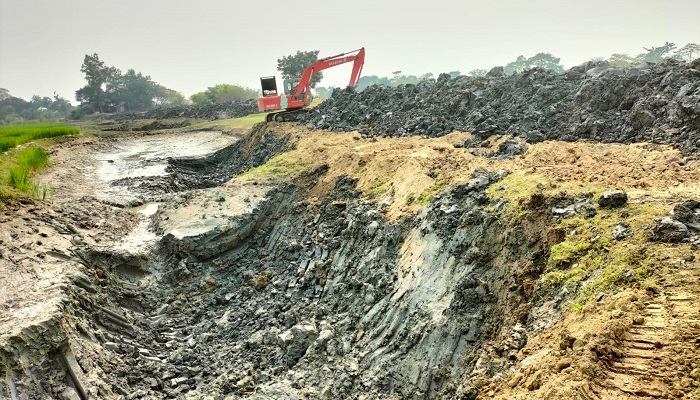শাল্লায় ফসলরক্ষা বাঁধে বাঁধে নানা অনিয়ম
