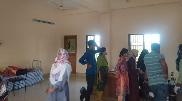নাপা-স্যালাইন আর একটি বেড দিয়ে চলছে নোবিপ্রবির মেডিকেল সেন্টার