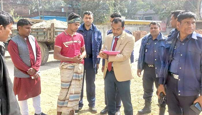 পদ্মায় অবৈধভাবে বালু উত্তোলনের দায়ে ট্রাক্টর মালিকের কারাদণ্ড