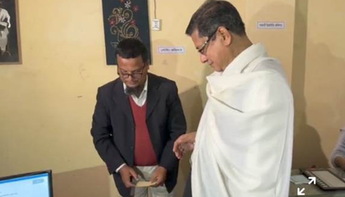 ভোট দিলেন আ. লীগ প্রার্থী রাগেবুল আহসান