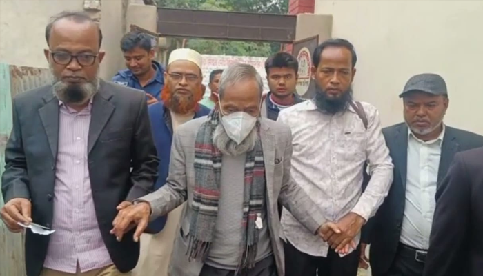 অন্যের কাঁধে ভর করে কেন্দ্রে উকিল সাত্তার