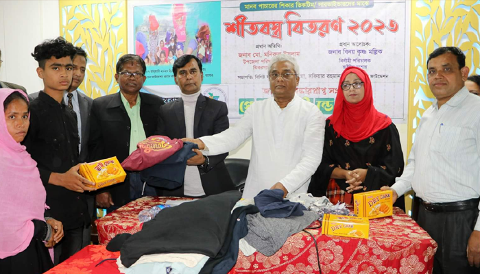 ঝিকরগাছায় মানব পাচারের শিকারদেরকে শীতবস্ত্র বিতরণ