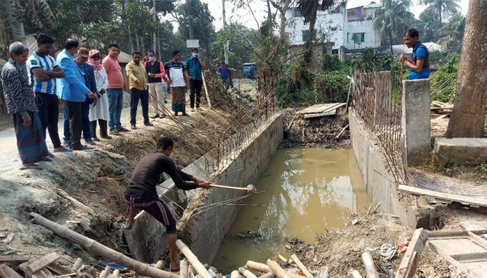 কালভার্টে নিম্নমানের কাজ, ভেঙে দিল পৌর কর্তৃপক্ষ