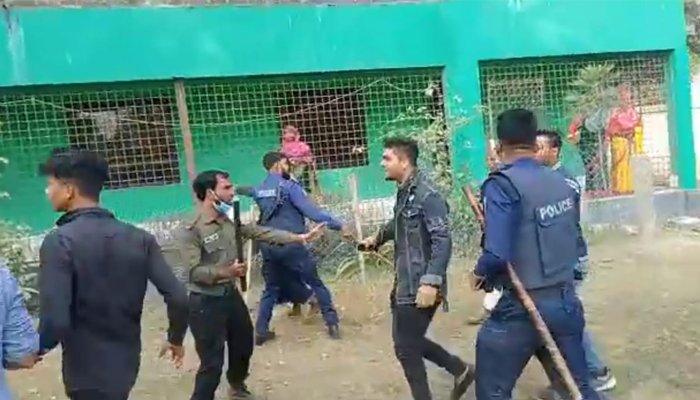 ভোটকেন্দ্র দখল নিয়ে ধাওয়া-পাল্টা ধাওয়া