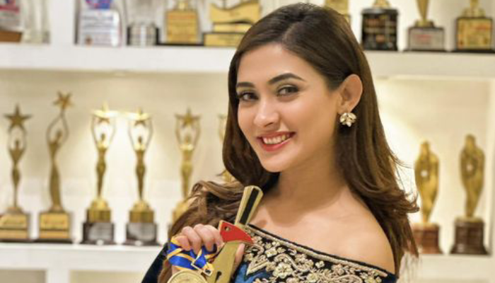পুরস্কার পেলেন মেহজাবীন