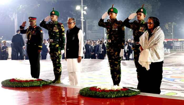 একুশের প্রথম প্রহরে রাষ্ট্রপতি-প্রধানমন্ত্রীর শ্রদ্ধা