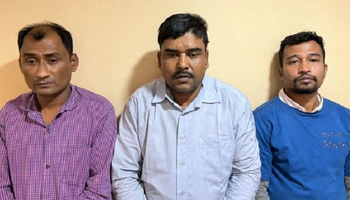 প্রাইভেটকারে ছিনতাই, গ্রেপ্তার ৩