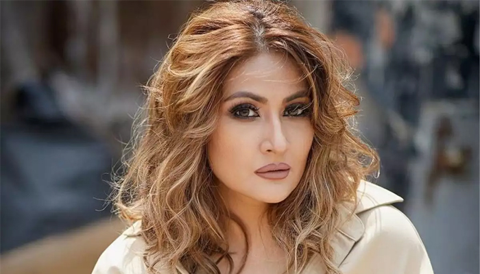অল্পের জন্য বেঁচে গেলেন ঊর্বশী