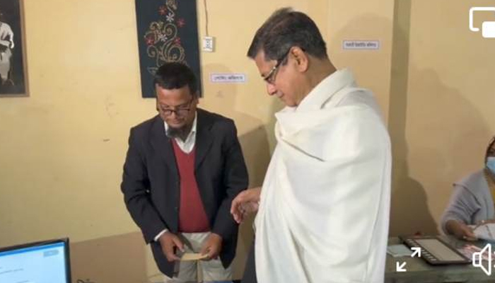 ভোট দিলেন আ. লীগ প্রার্থী রাগেবুল আহসান
