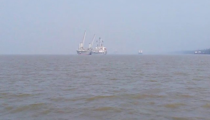 এখনও উদ্ধার হয়নি মোংলায় ডুবে যাওয়া লাইটার জাহাজ