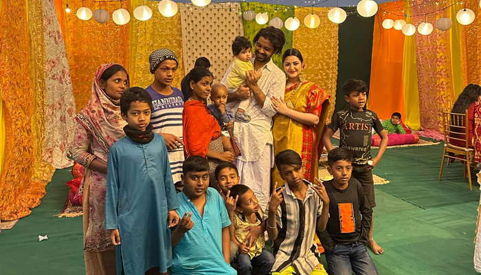 সন্তানের মুখেভাত অনুষ্ঠানে রাজ-পরীর অতিথি পথশিশুরা