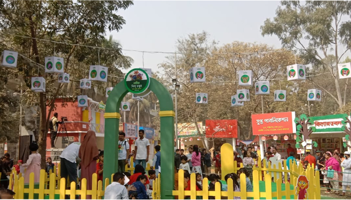 শিশুদের কোলাহলে মুখর বইমেলা