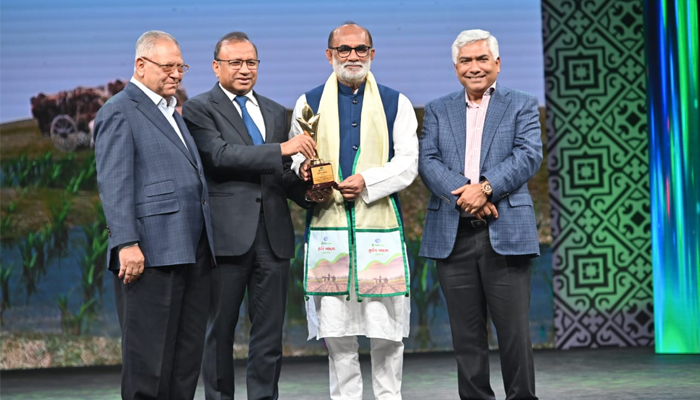 আজীবন সম্মাননা পেলেন মৎস্য ও প্রাণিসম্পদ মন্ত্রী