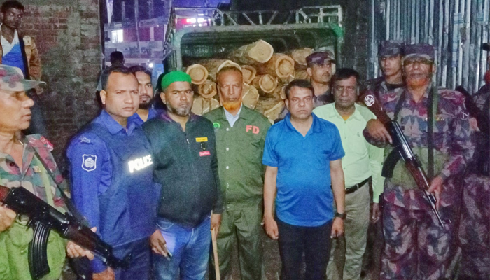 রামগড়ে বিক্ষুব্ধ ব্যবসায়ীদের সড়ক অবরোধ