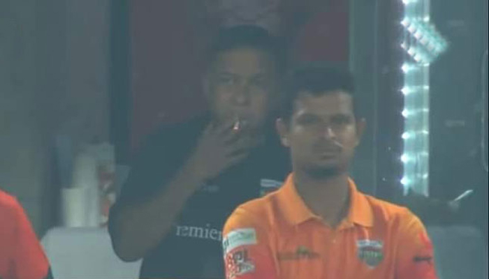 সাজঘরে সিগারেট টেনে শাস্তির মুখে সুজন