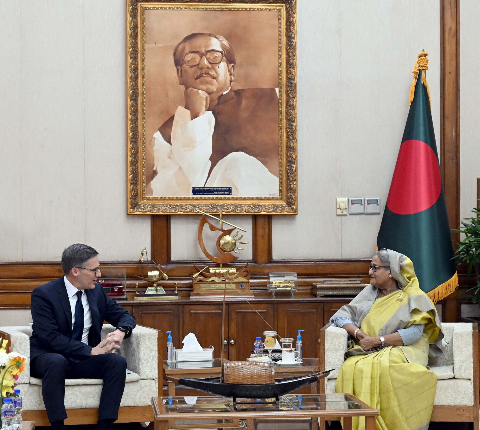 প্রধানমন্ত্রীর সঙ্গে ডেরেক শোলের সৌজন্য সাক্ষাৎ