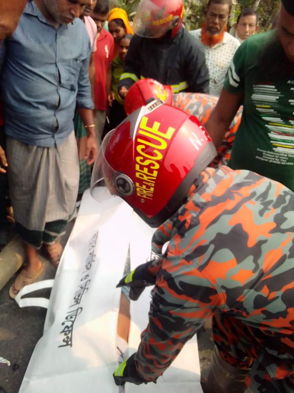 নগরকান্দায় কাভার্ড ভ্যানের চাপায় নিহত ১