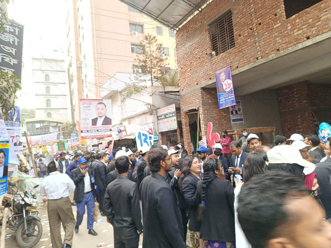 ঢাকা আইনজীবী সমিতির ভোটগ্রহণ চলছে