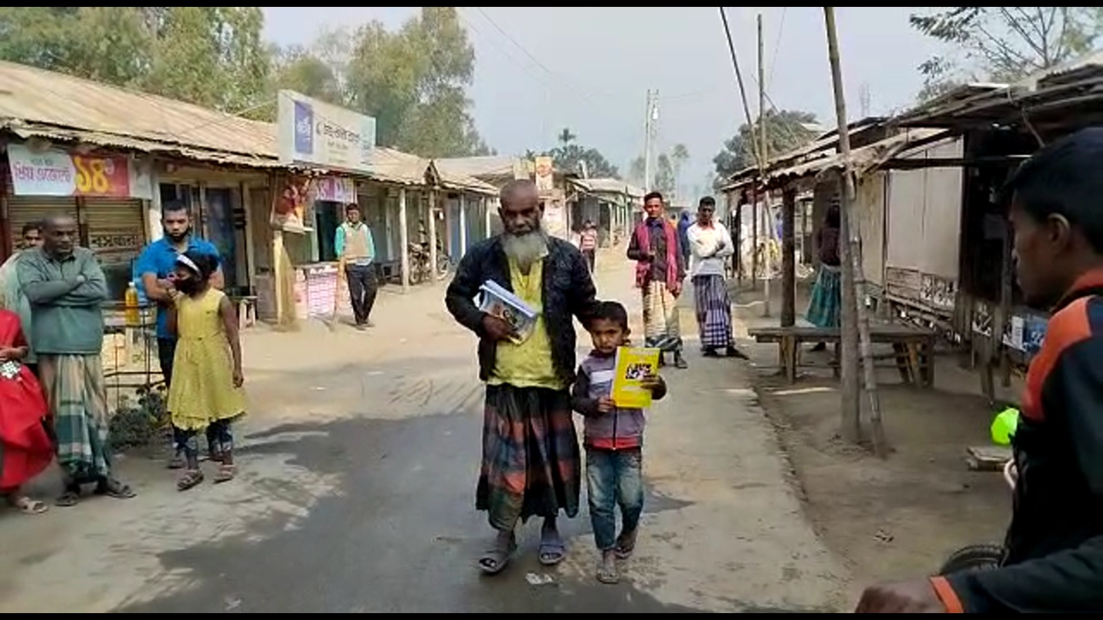 হিসাব লেখা শিখতে স্কুলে ভর্তি হলেন ৬৫ বছরের মান্নান