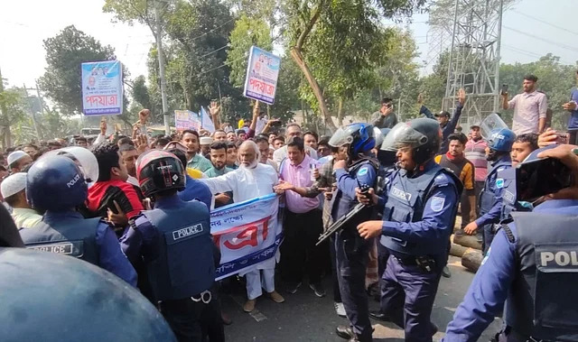 পলাশে ব্যানার ছিনিয়ে মঈন খানের পদযাত্রা পণ্ড