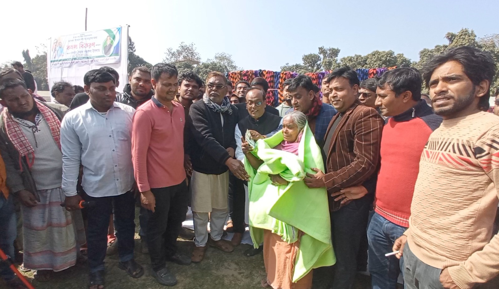 শিবগঞ্জে শীতার্ত ৭ হাজার পরিবার পেল কম্বল