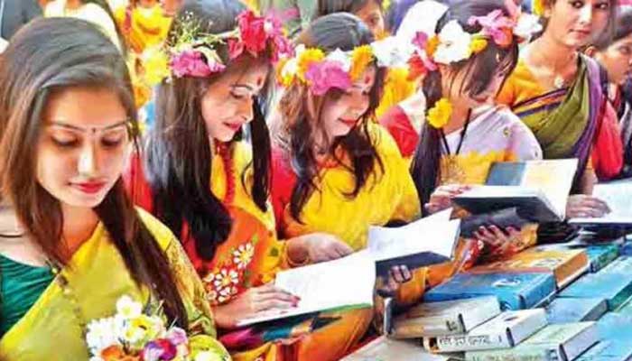 তালিকা হাতে বইয়ের খোঁজ