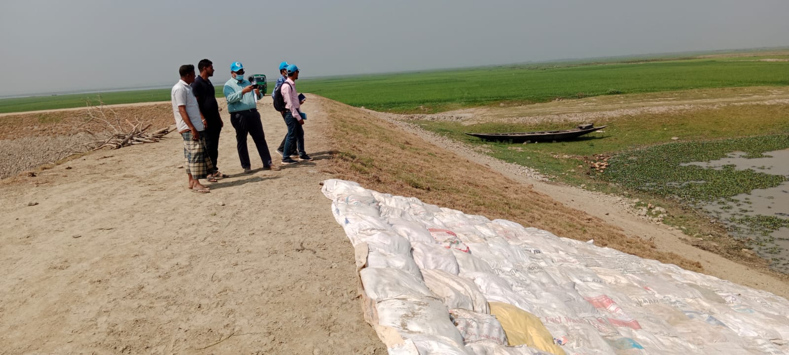 শান্তিগঞ্জে ফসল রক্ষা বাঁধ পরিদর্শন পানিসম্পদ মন্ত্রণালয়ের
